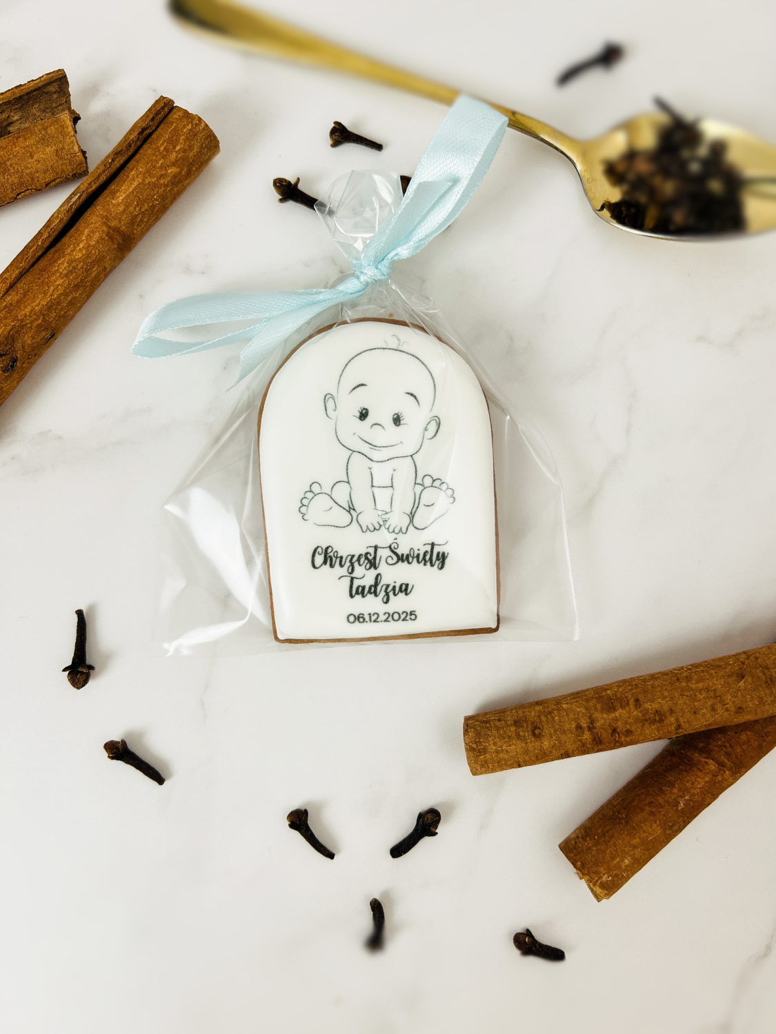 piernik winietka z bobasem i kokardką