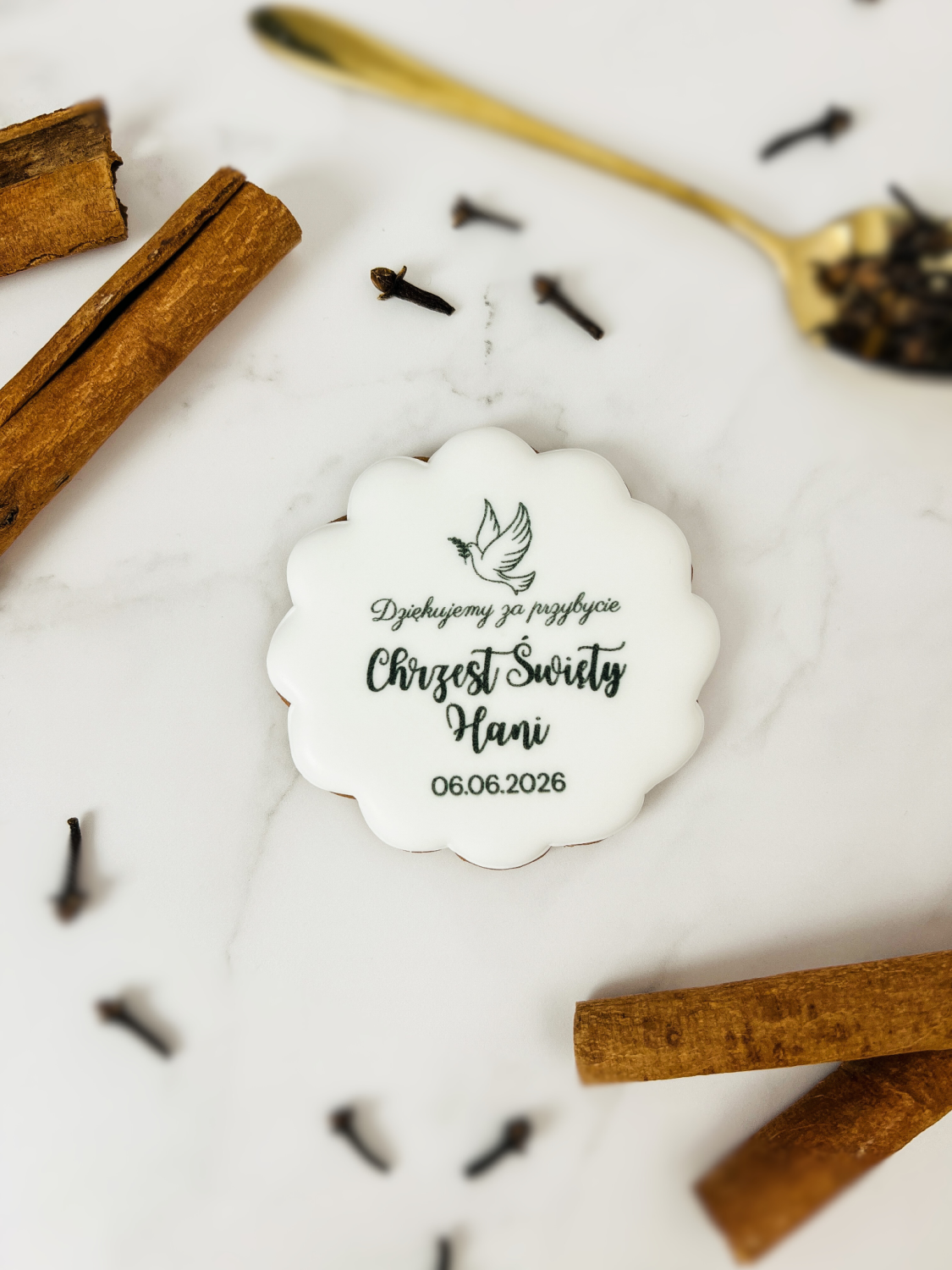 piernik na chrzest falbanka z imieniem