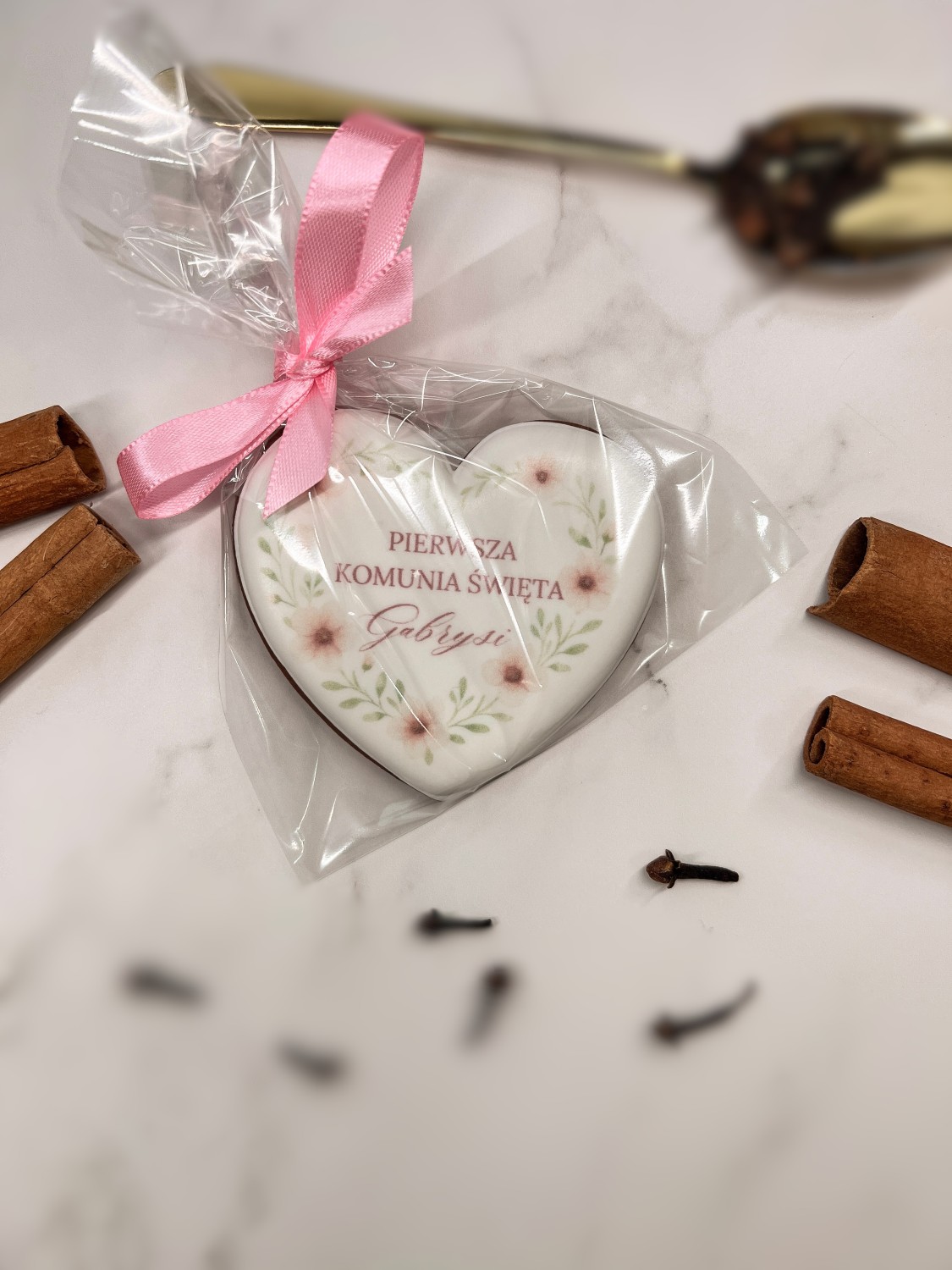 Piernik serce w kwiaty z wstążką